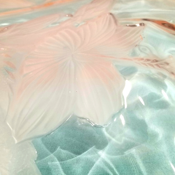 Glass Scalloped Serving Platter With Hibiscus Embossed Pattern 13 1/2" across. - Picture 5 of 6